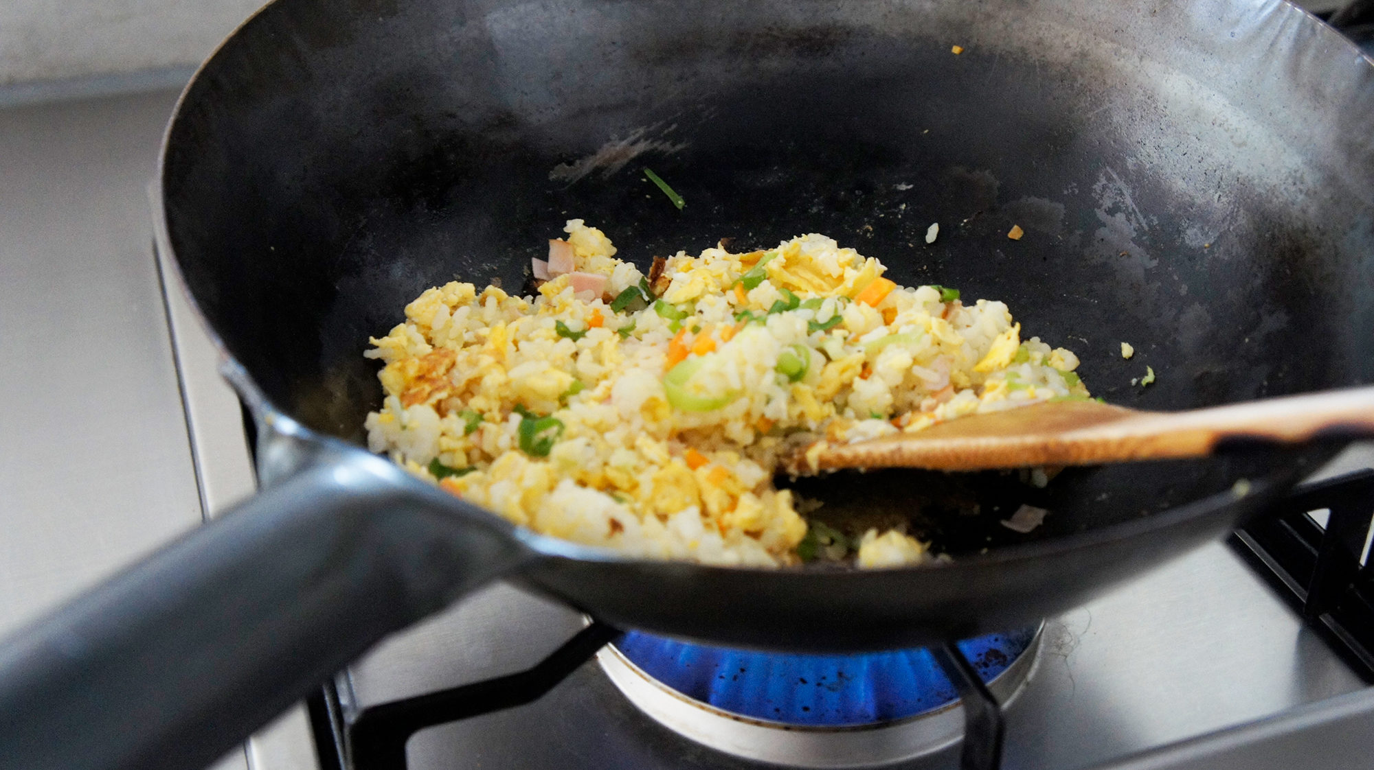 炒め物や焼き飯だけでなく、蒸し物なども調理可能。鍋底のカーブが深いため、具材がこぼれにくいことも魅力の一つなんです。