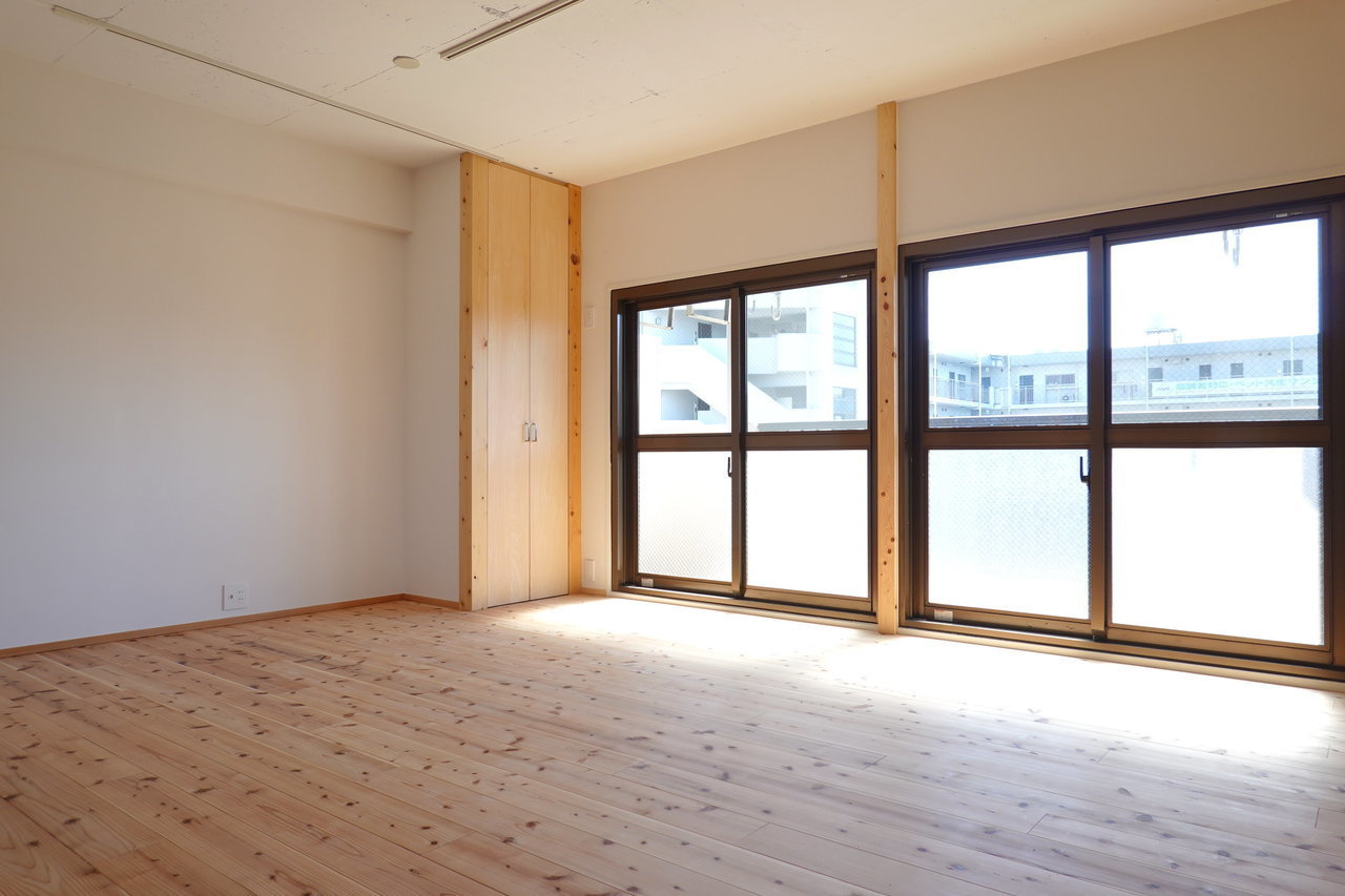 広々としたリビング、大きな窓……。杉材を使用した無垢床も気持ちがいい1SLDKのお部屋です。