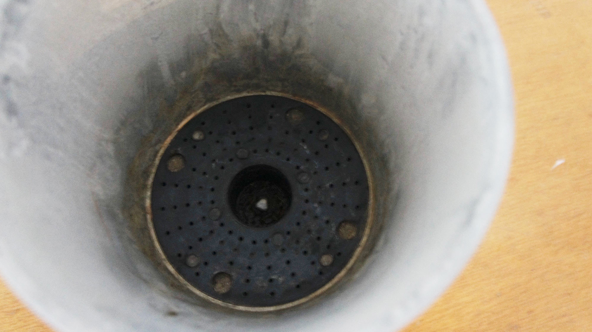 鉢底には貯水スペースが設置されています。この発想はなかったと、思わず感心してしまいました。