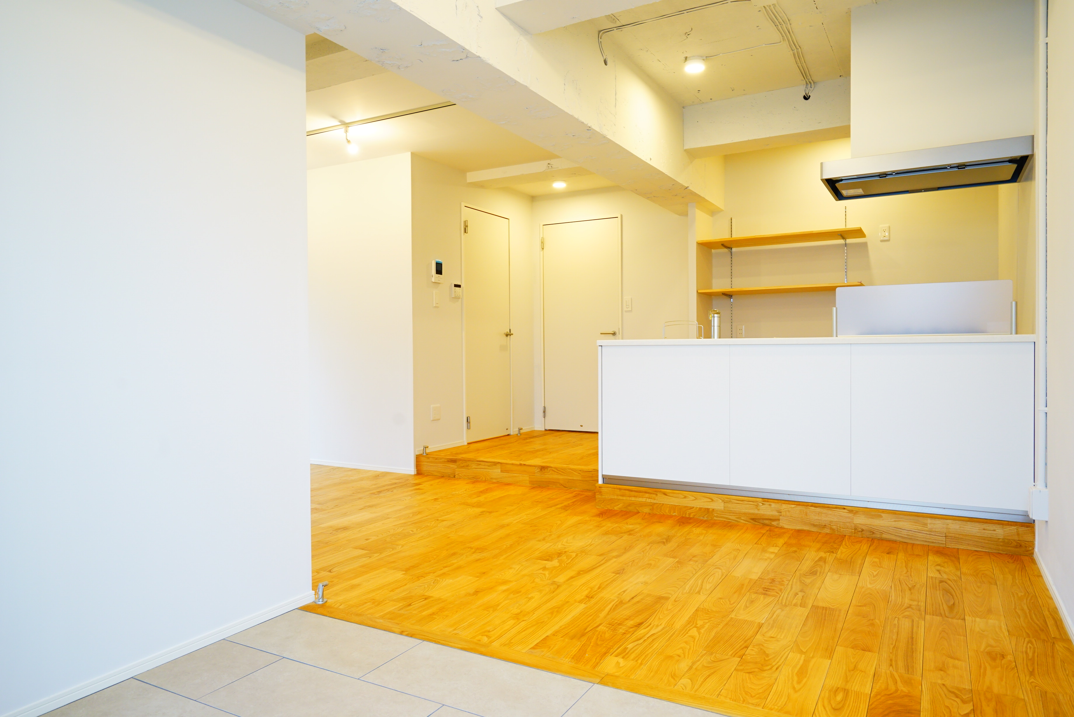 カウンターキッチンがあるお部屋。こちらはグッドルームオリジナルリノベーション「TOMOS」でデザインされた1SLDKのお部屋です。
