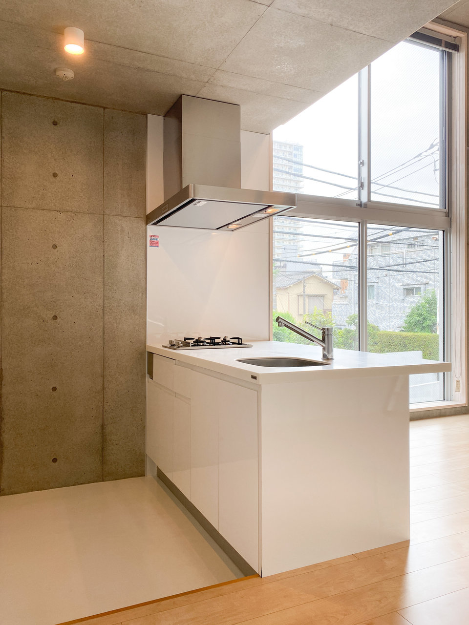 キッチンはシンプルですが、背面にもスペースがあって広々としています。大きな窓が近くにあって明るいのも好印象。