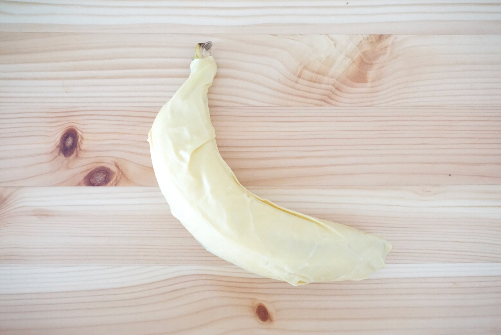 このようにピッタリと食材の形にフィットしてくれます。サイズはS（直径約13cm）・M（直径約19cm）・L（直径約33cm）で展開されていて、写真のバナナを包むのに使ったのはMサイズのものです。