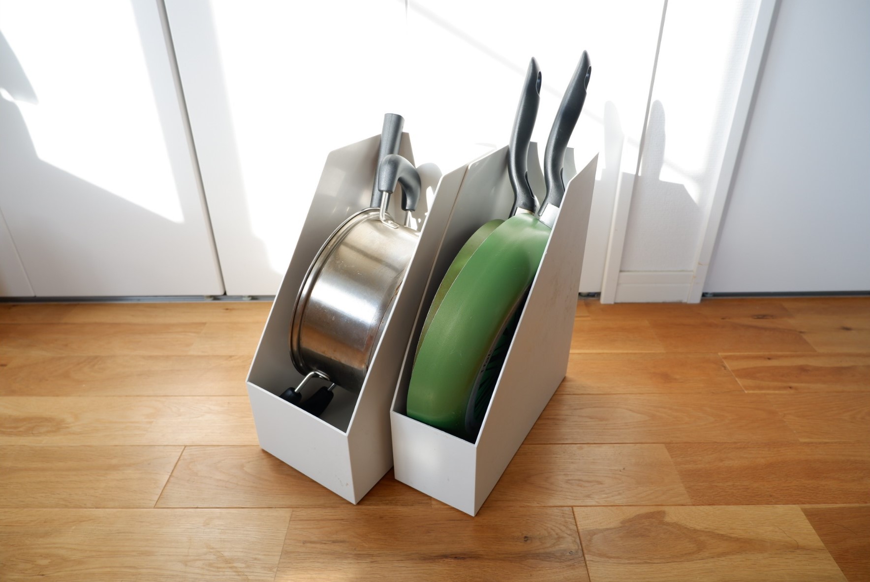 フライパンや鍋はスタンドファイルボックスにすっぽり。購入の際にはフライパンの大きさを測っておくと安心です。