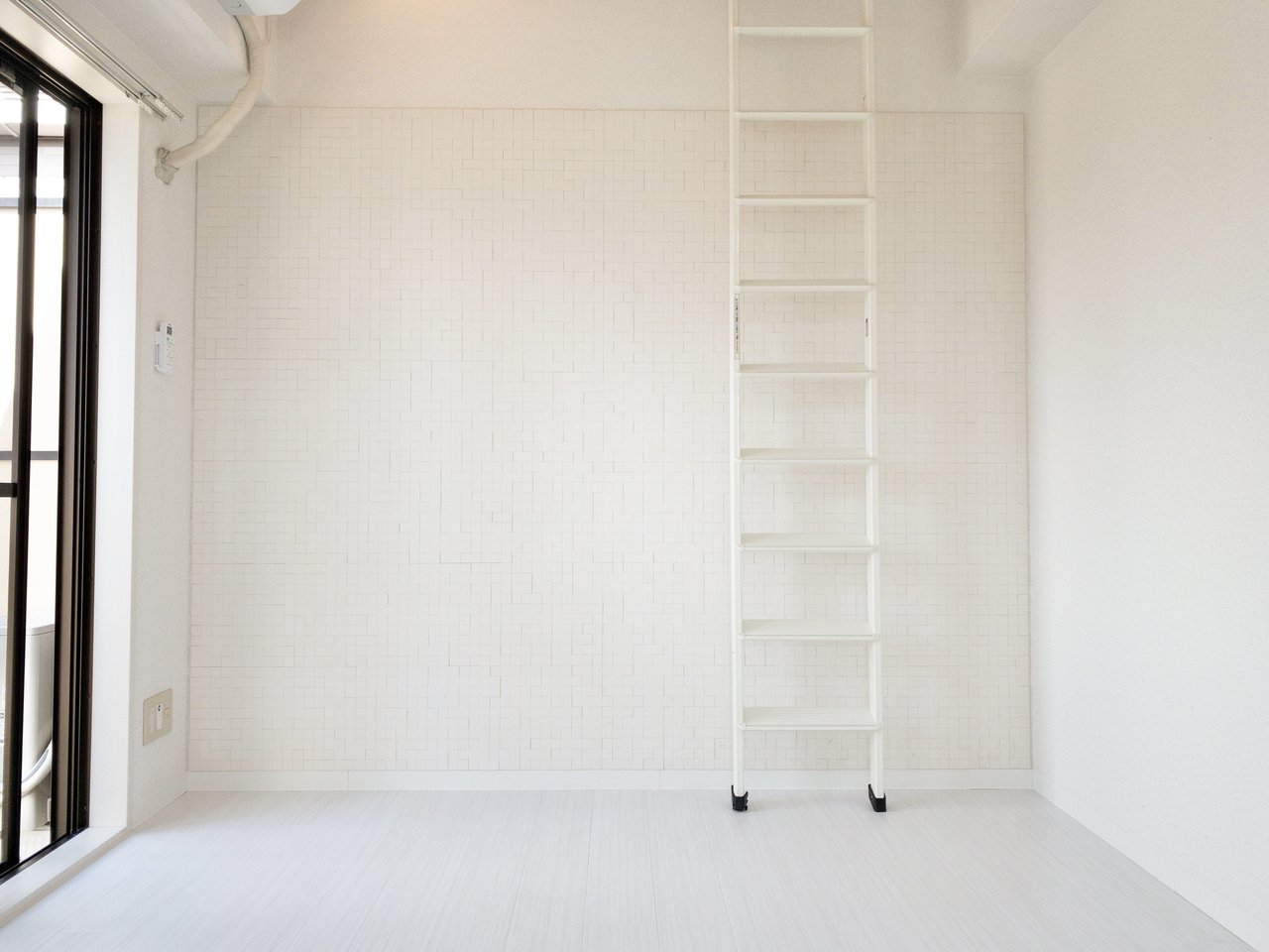 6.27畳のコンパクトな1Kタイプのお部屋。はしごを上ると……