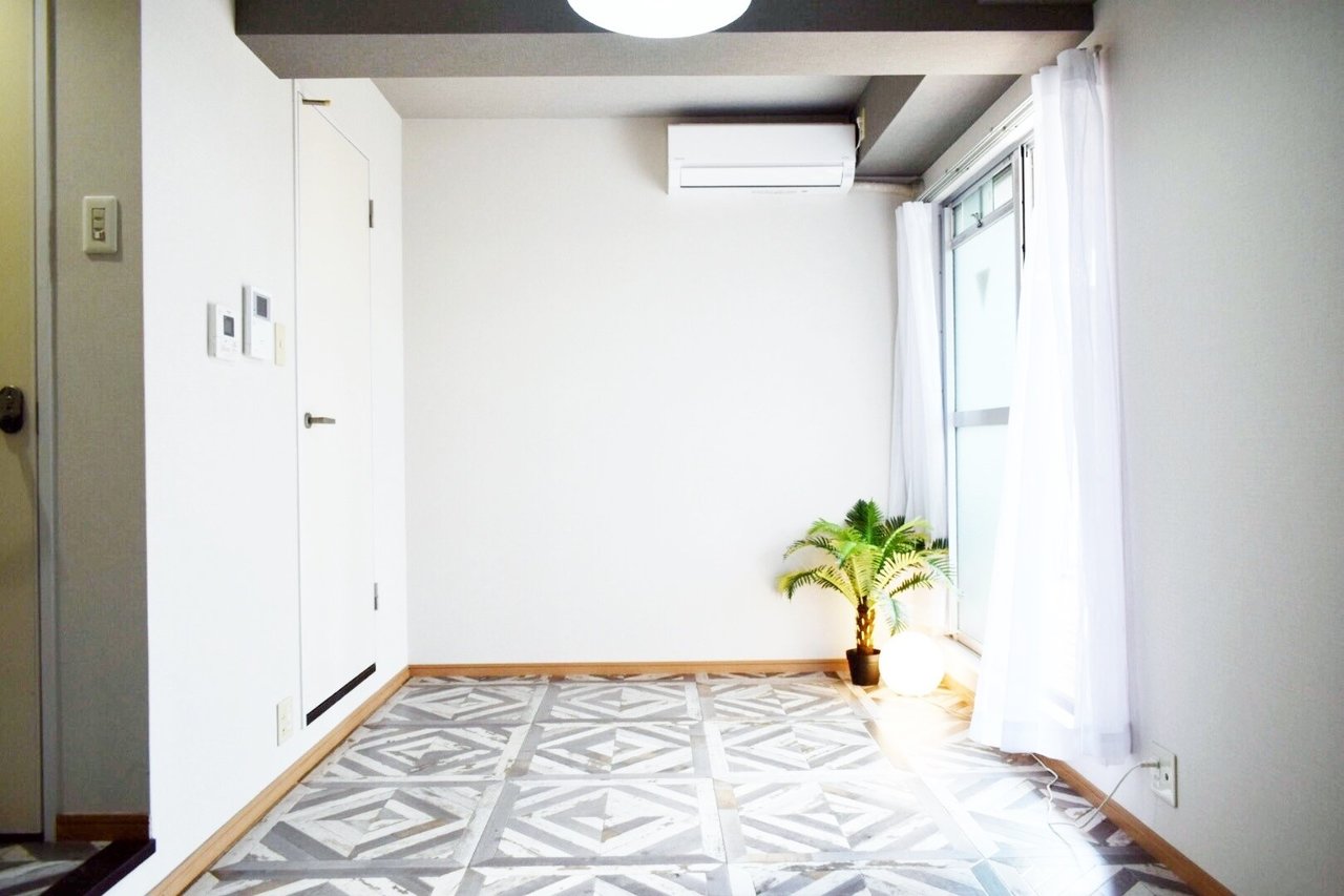 横長の居室は、7.5畳ある1K物件。グレーの天井とカフェのようなデザインの床がよく似合っています。綺麗な四角形タイプの部屋なので、使い勝手が良さそう。