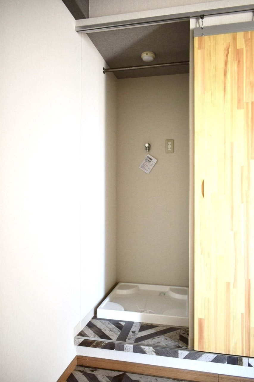 洗濯機置き場は居室にありますが、普段は木目の扉を閉めておけばあまり気になりません。ルーフバルコニーまでの距離が短く、動線が良いのはうれしいポイント！