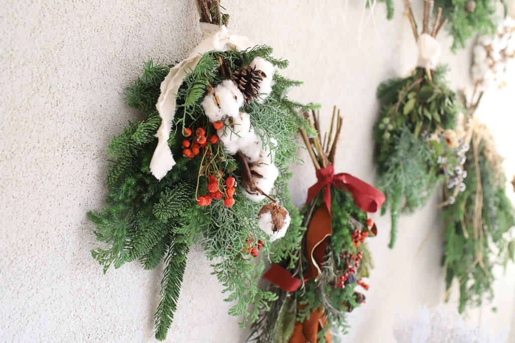 コットンフラワーはその名の通り、コットンのふわふわとした形が、「雪」や「冬」を連想させ、クリスマスシーズンには欠かせない花材。ホワイトの他、ブラウンカラーもあるので、好みに合わせて使用しましょう。