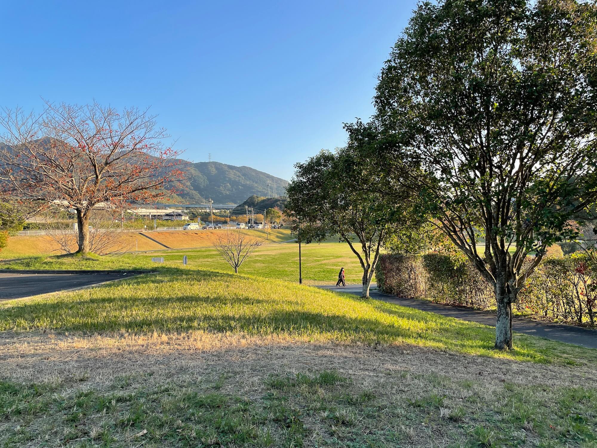 同じく北九州市住宅供給公社の団地リノベ、こちらは家族で楽しめるプールやスポーツジムを備えた大きな公園「志井公園」のすぐ近くにある、緑豊かな環境が魅力の団地。
