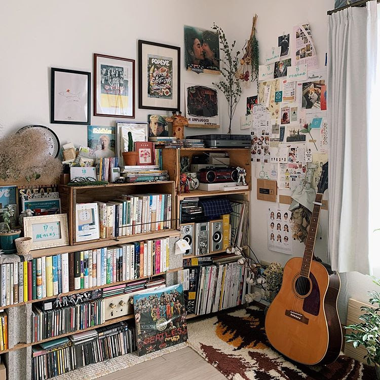 小さな空間でも、壁面のスペースを最大活用し、本やCDにレコード、楽器にオーディオなど、好きなものがぎゅっと詰め込まれています。所有している本は、300冊ほどになるそう。