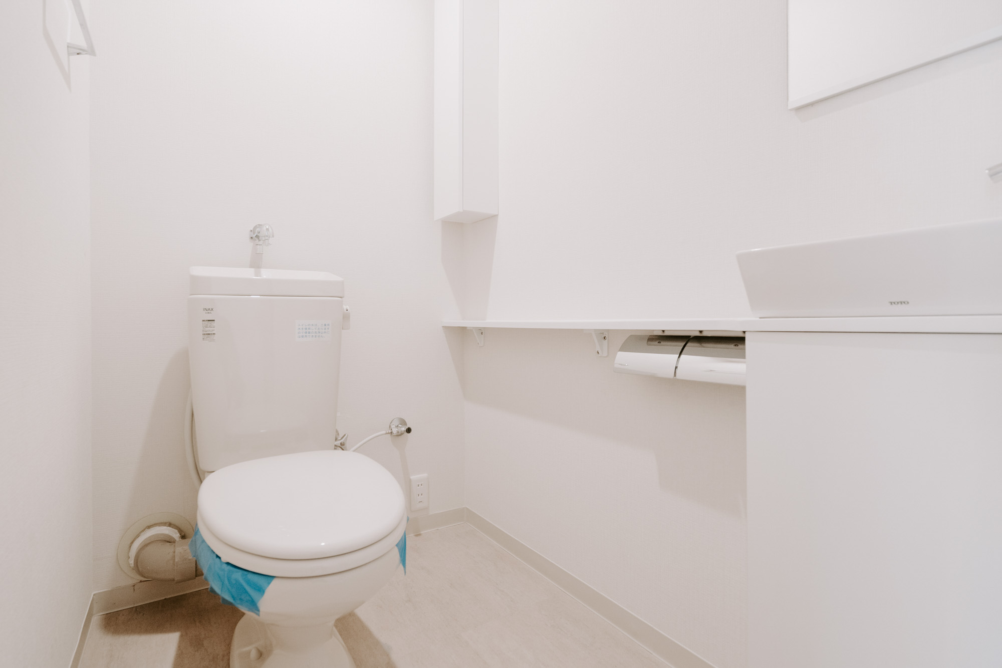 LDK横にあるトイレには手洗いスペースや、ちょっとした棚、収納スペースがついています。