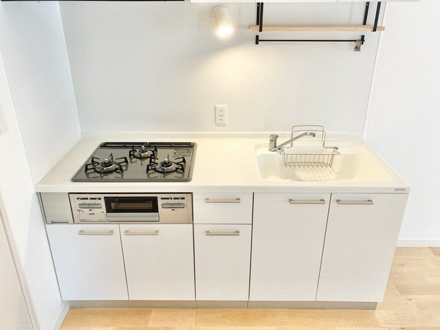 キッチンも人工大理石を使用していて、掃除もしやすい白のシステムキッチンを採用。吊り棚も調味料置き場にちょうど良さそう！