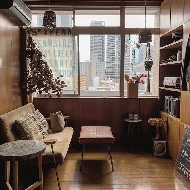 1960年代に建てられたヴィンテージマンションで暮らす方の事例。取り入れる家具もレトロでナチュラルなものを選び、落ち着く大人の空間をつくり上げています。