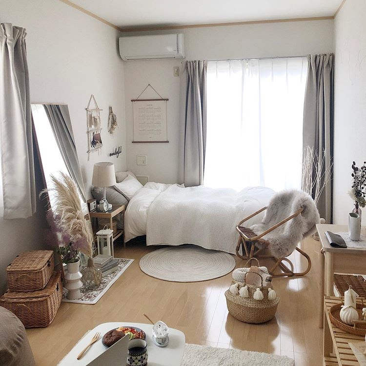 Instagramを中心に最近人気を集める、韓国風お部屋作り。白をベースとしながらも、ウッド素材をところどころに置き、間接照明を使って落ち着きのある空間に仕上げています。