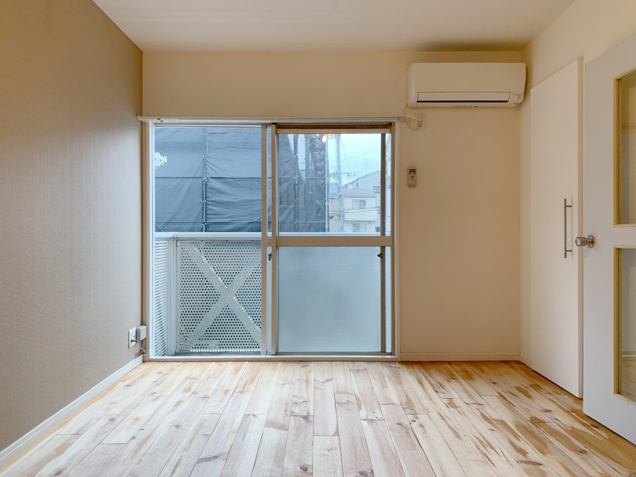 こちらはグッドルームのオリジナルリノベーション「TOMOS」仕様のお部屋。パイン材の柔らかな無垢床がお迎えしてくれます。