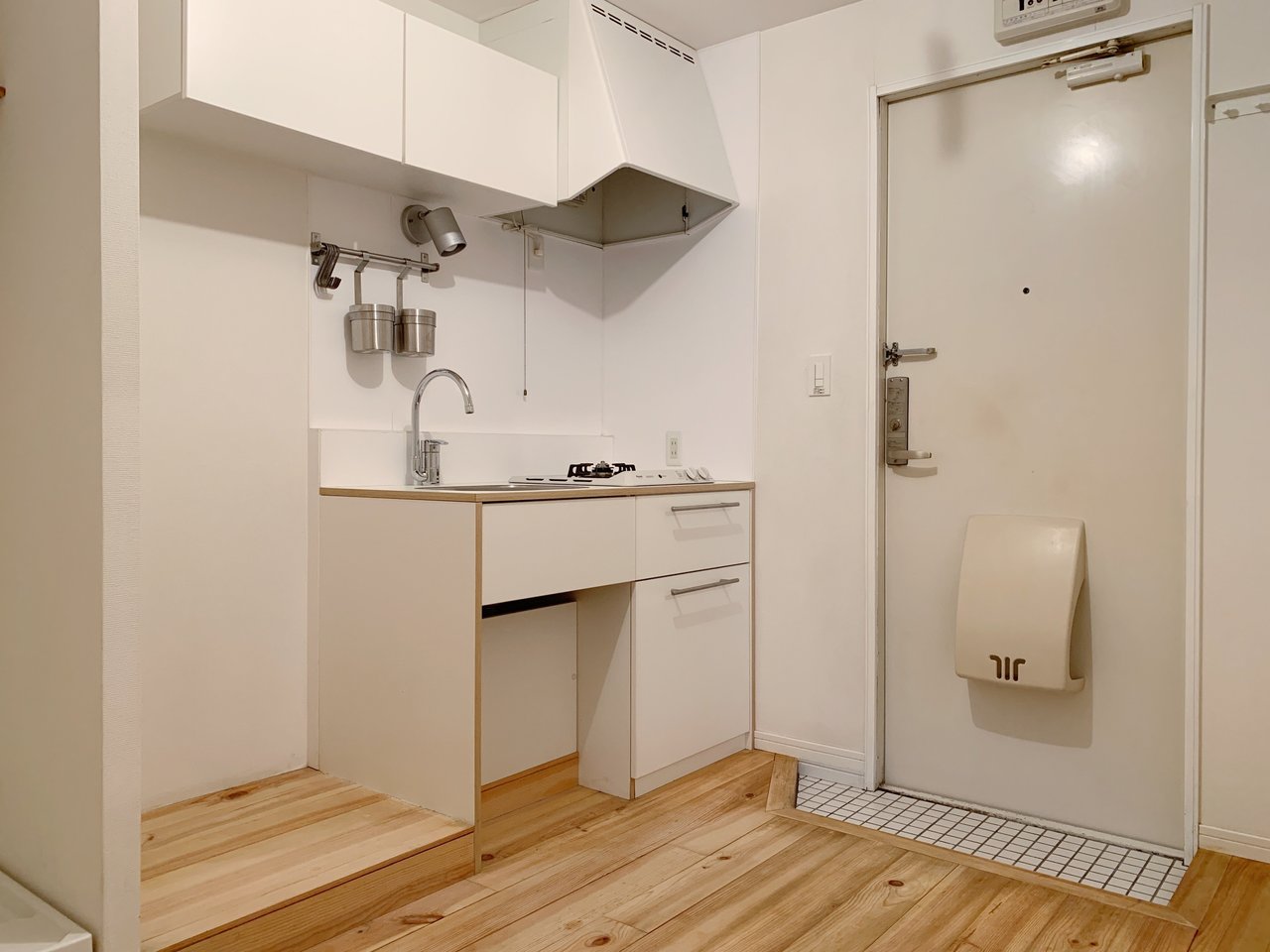 キッチンのデザインもおしゃれ。冷蔵庫置き場も側にあり、ゆったりとしたスペースが確保されていますよ。