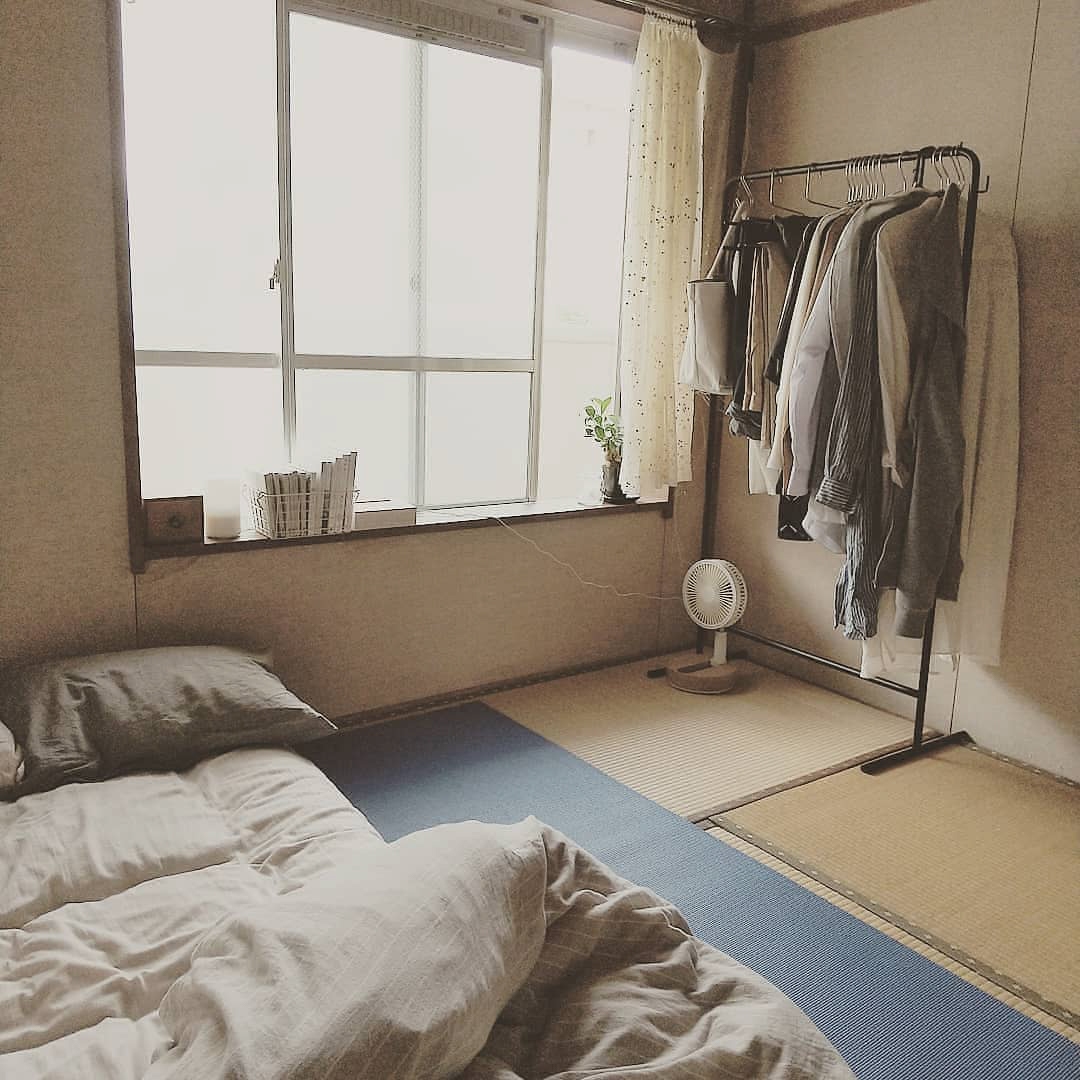 こちらはめむさんの自室。ベッドをおかなくても、布団やマットレスだけでいいのも畳ならではの利点。さっと立てかけて掃除ができるので、気持ちよく整えられるそう。