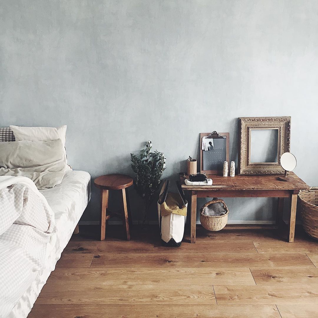 壁の色もとても素敵ですね。お部屋の雰囲気に合うような木の風合いの良い家具を揃えていらっしゃいます。ベンチやテーブルは、Instagramで見つけた古道具屋さんで購入したもの。