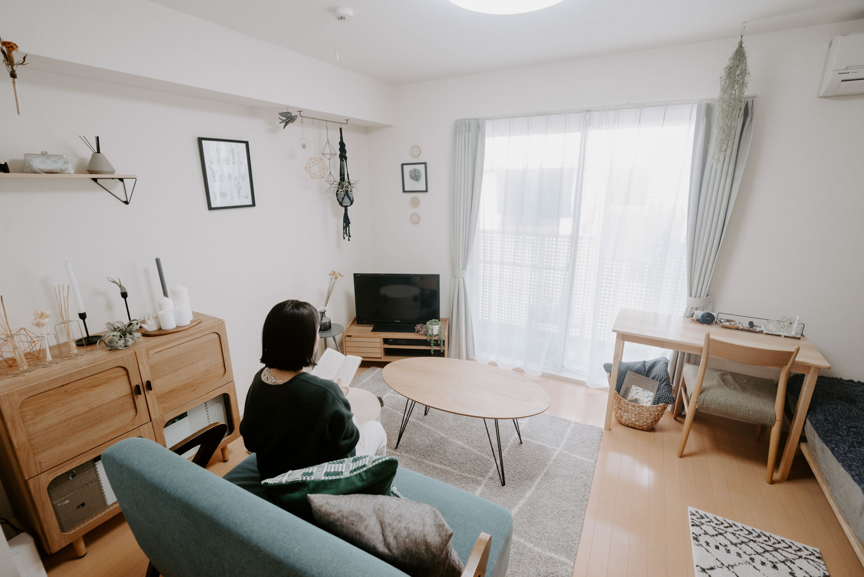 kanaさんがお住まいなのは8.3畳ほどのワンルーム。生活動線の考えられた家具配置が見事で、とても広く見えるお部屋です。
