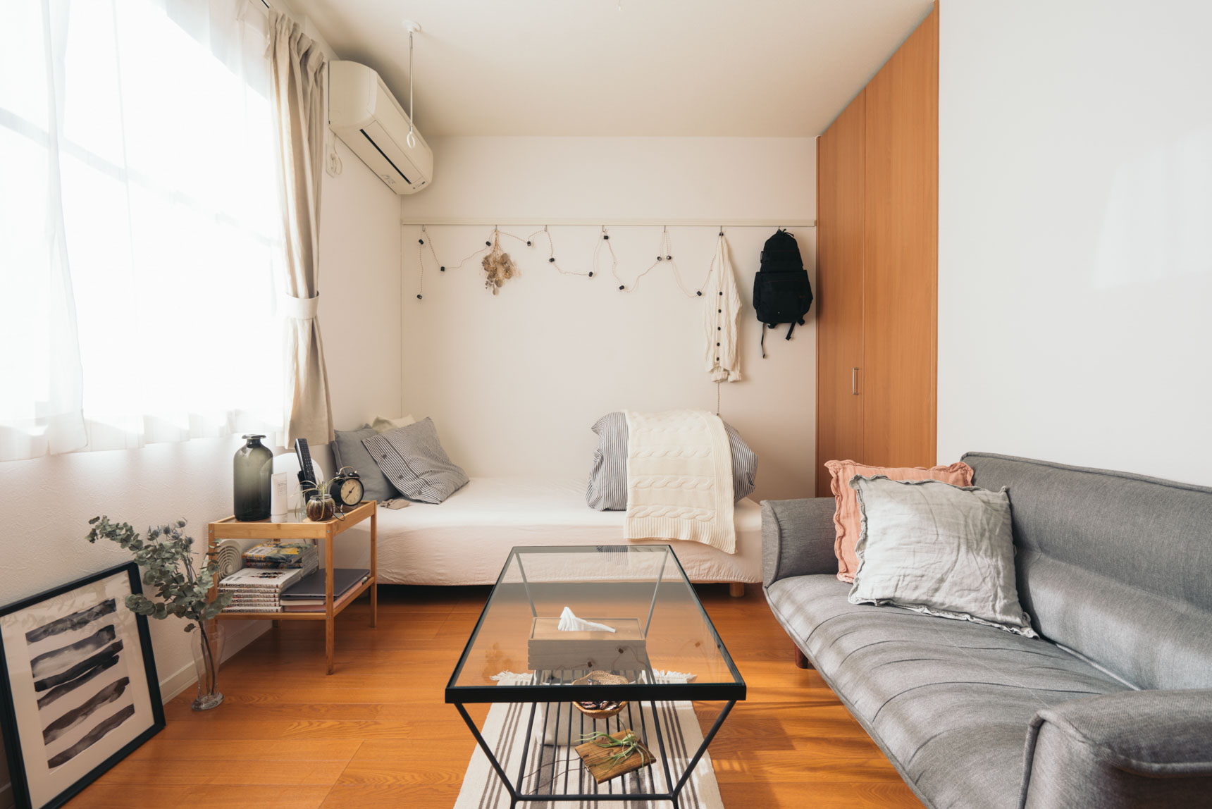 naa9290さんが暮らすのは、22平米の1Kマンション。6.5畳でベッドとソファの両方をおいて、しかもこんなにスペースにゆとりがあるのはすごい！