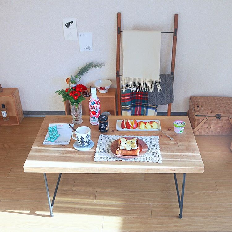 ke*さんが北海道から上京するにあたり、選んだお部屋は、17㎡のワンルーム。お部屋にある家具は、この写真に写っているものでほぼ全部。CREMAで購入したテーブルと、ワイン箱。そして藤のカゴ、100円ショップで手に入る材料で作ったラダーラック。