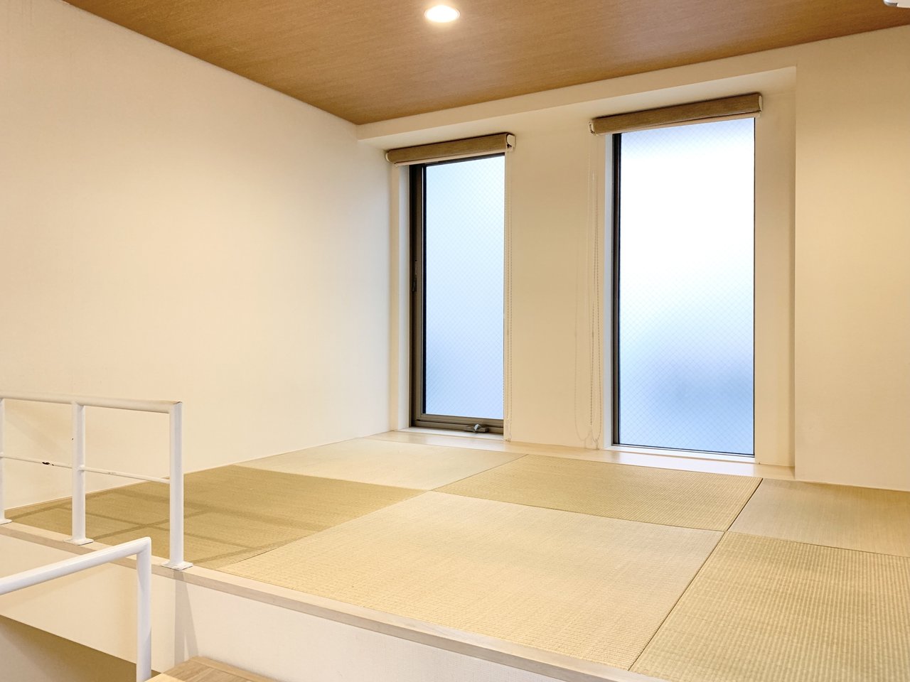 ステップの先は琉球畳の和室になっています。くつろぎの場や書斎としても集中できそうですね。