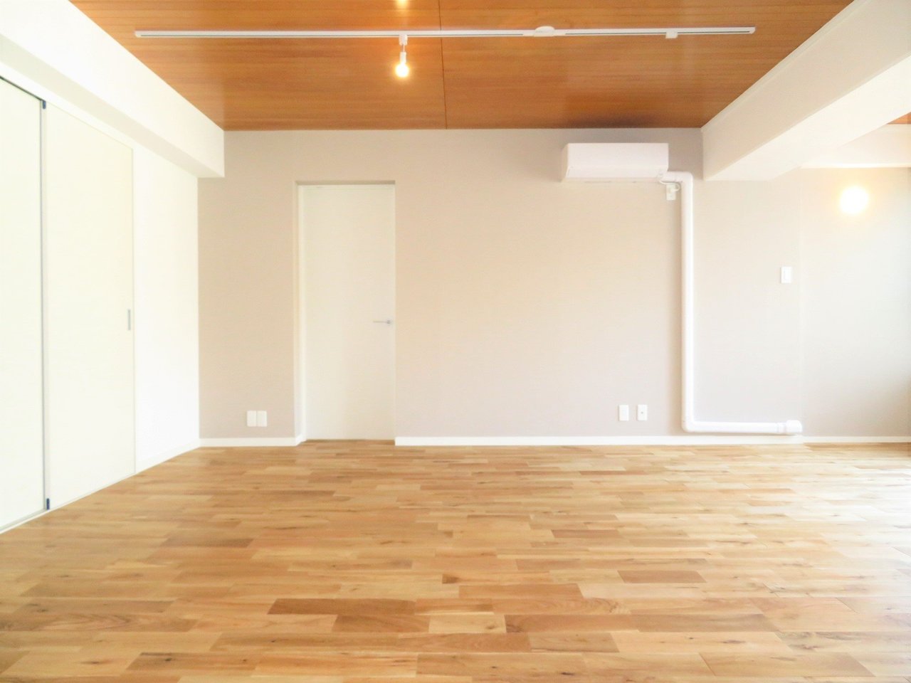 床はオークの無垢材が使用されています。広々と開放感のあるリビングから3部屋がそれぞれ繋がっている間取りなので、リビングはみんなが必ず集まる場所になりそうです。