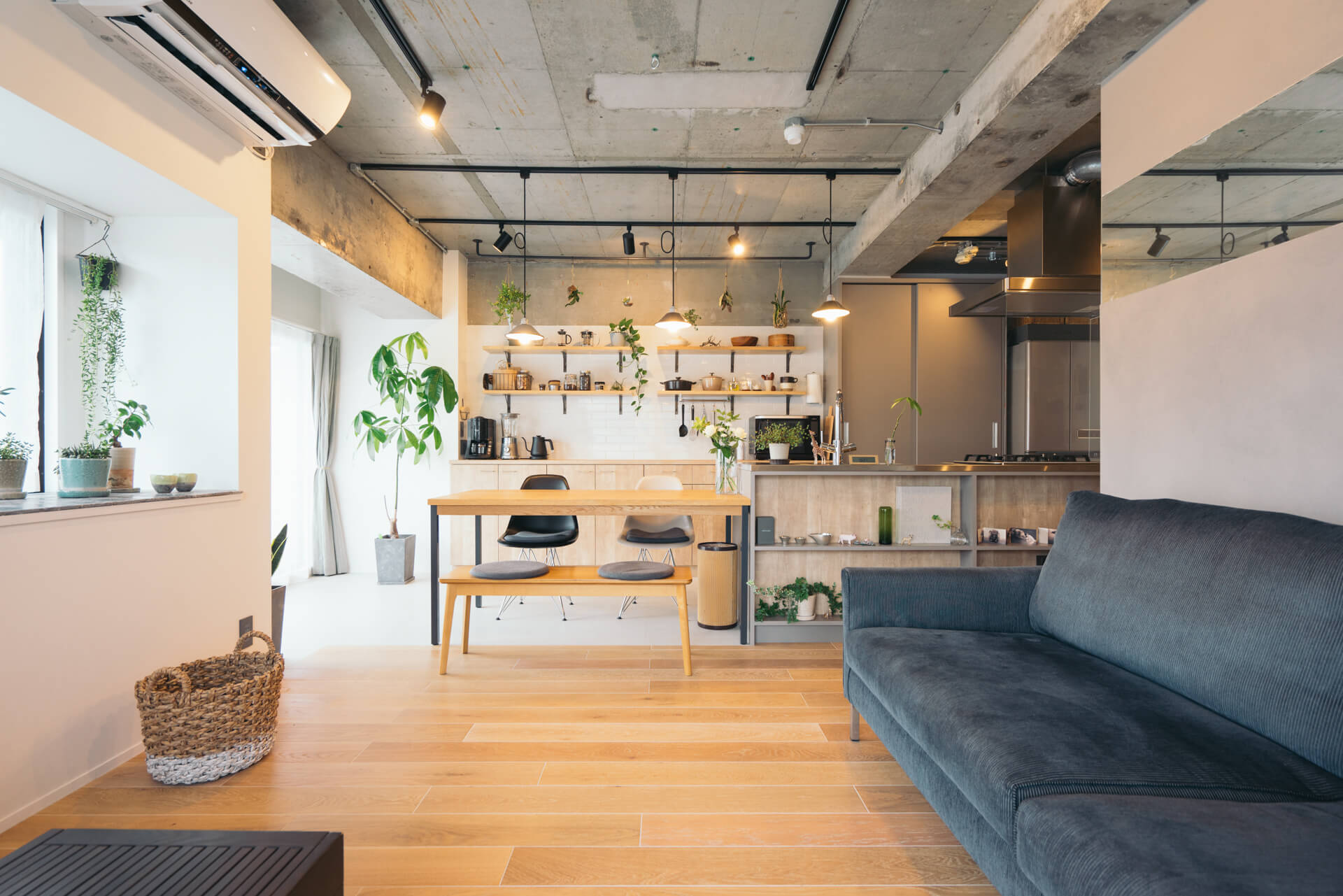 コンクリートとグリーン、無機と有機のものがうまくミックスされた素敵な空間で暮らす方のお部屋。
