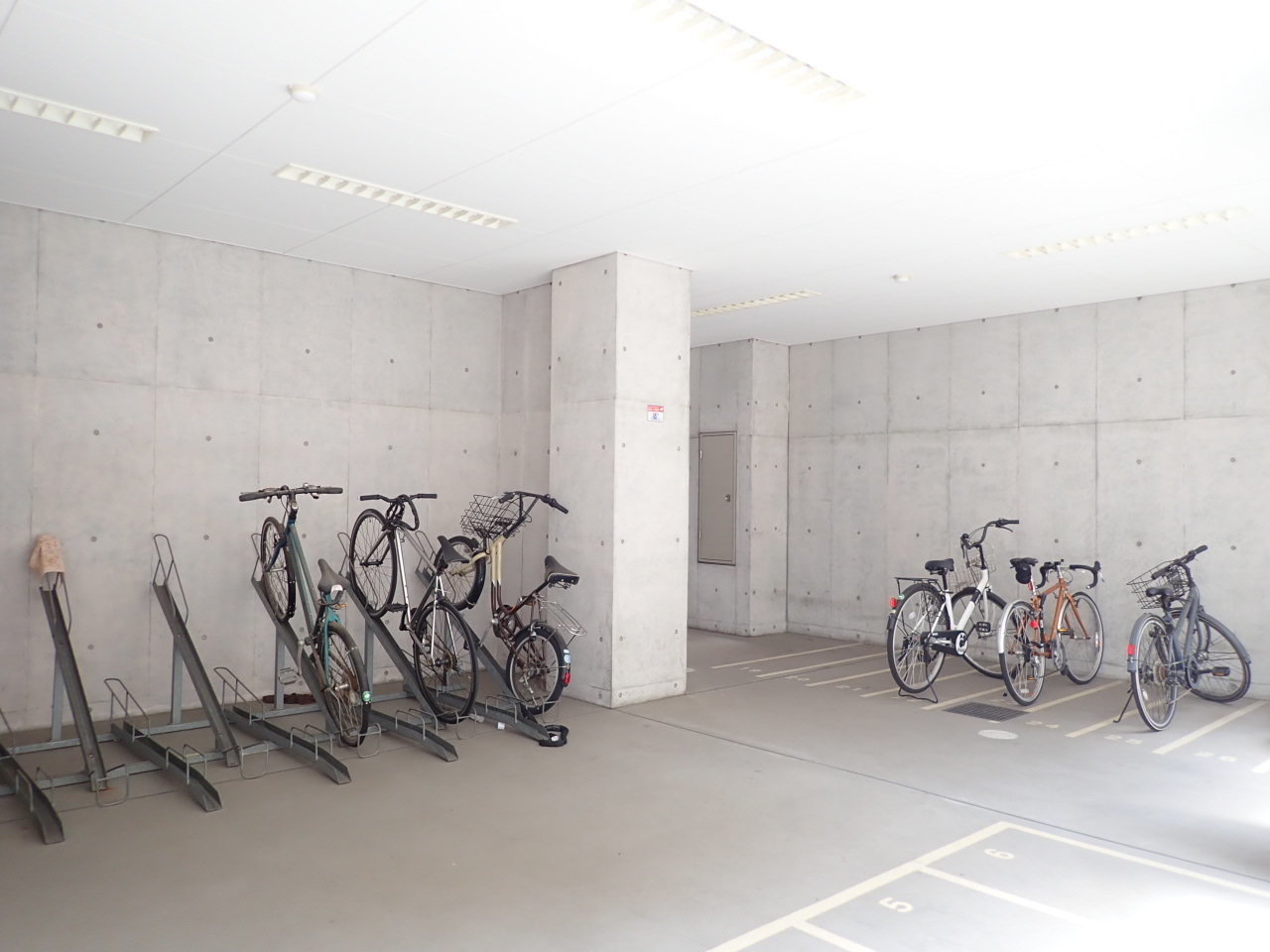 駐輪場も建物下に設置されています。お気に入りの自転車も雨に濡れずに安心ですね。