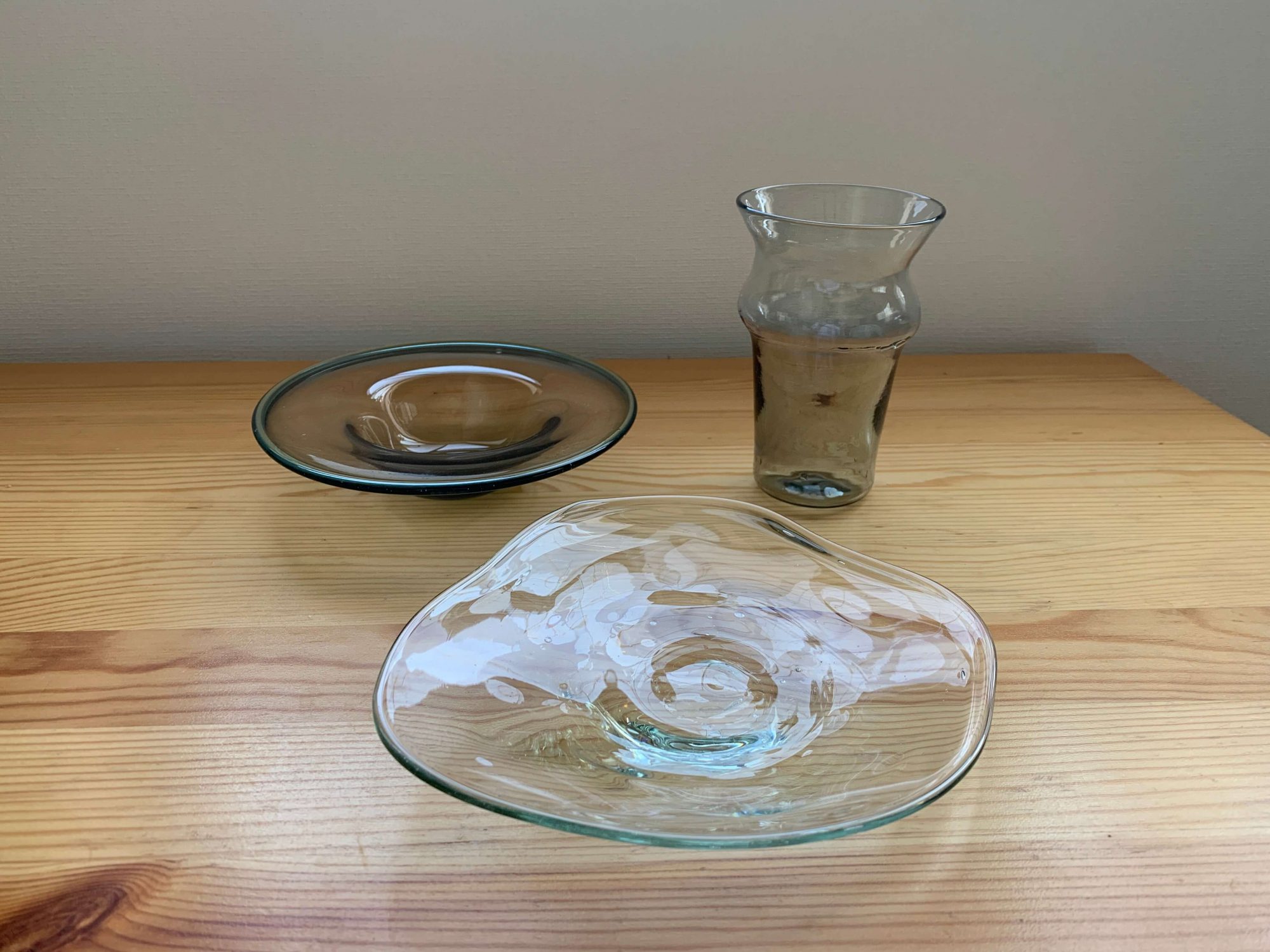 お皿は一般的なものと比べると厚め、大きなグラスは他のアイテムに比べると薄く軽いです。繊細なので洗うときは慎重に。