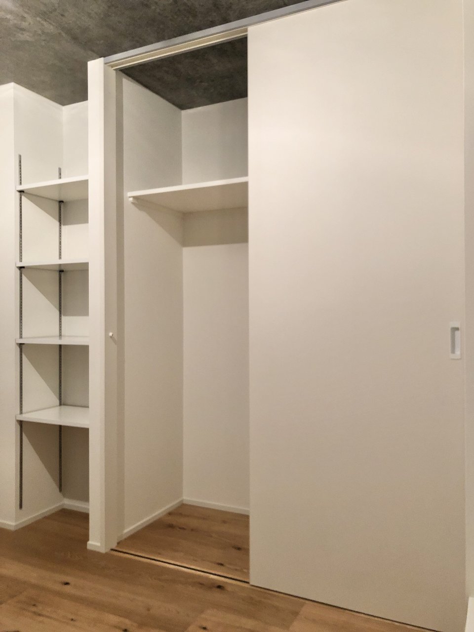 使い分けのできる収納もあり、書類や資料はスッキリ整理整頓できちゃいます！