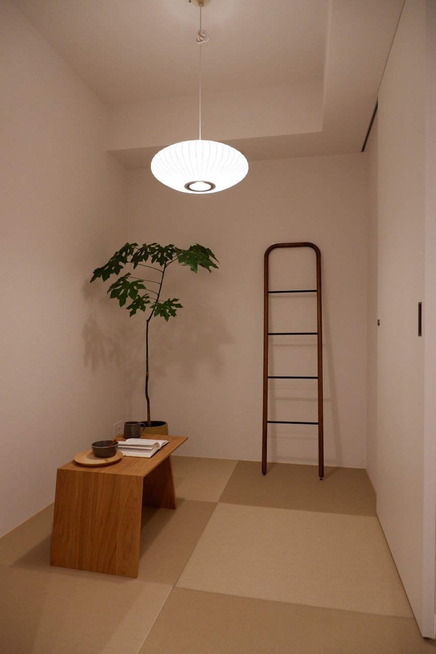畳のサービスルーム。リラックスした気持ちで作業に励めそう。