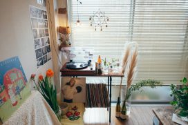 レトロな喫茶店のような部屋で暮らしたい。「古道具」のあるインテリア実例まとめ