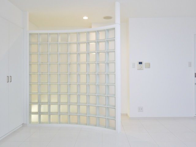 曲線を描くガラスブロックと、大理石調のフロアタイルがなんとも爽やかな11.8畳のワンルーム。ガラスブロックは、玄関と居室の目隠しのような役割になっています。