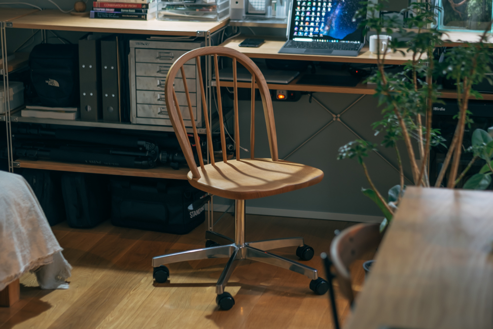 飛騨産業で購入されたナラ素材の回転式の椅子。自然素材で作られているので、デスク周りをナチュラルな印象にしてくれます。キャスター付きなので移動がスムーズなのもうれしいポイント。