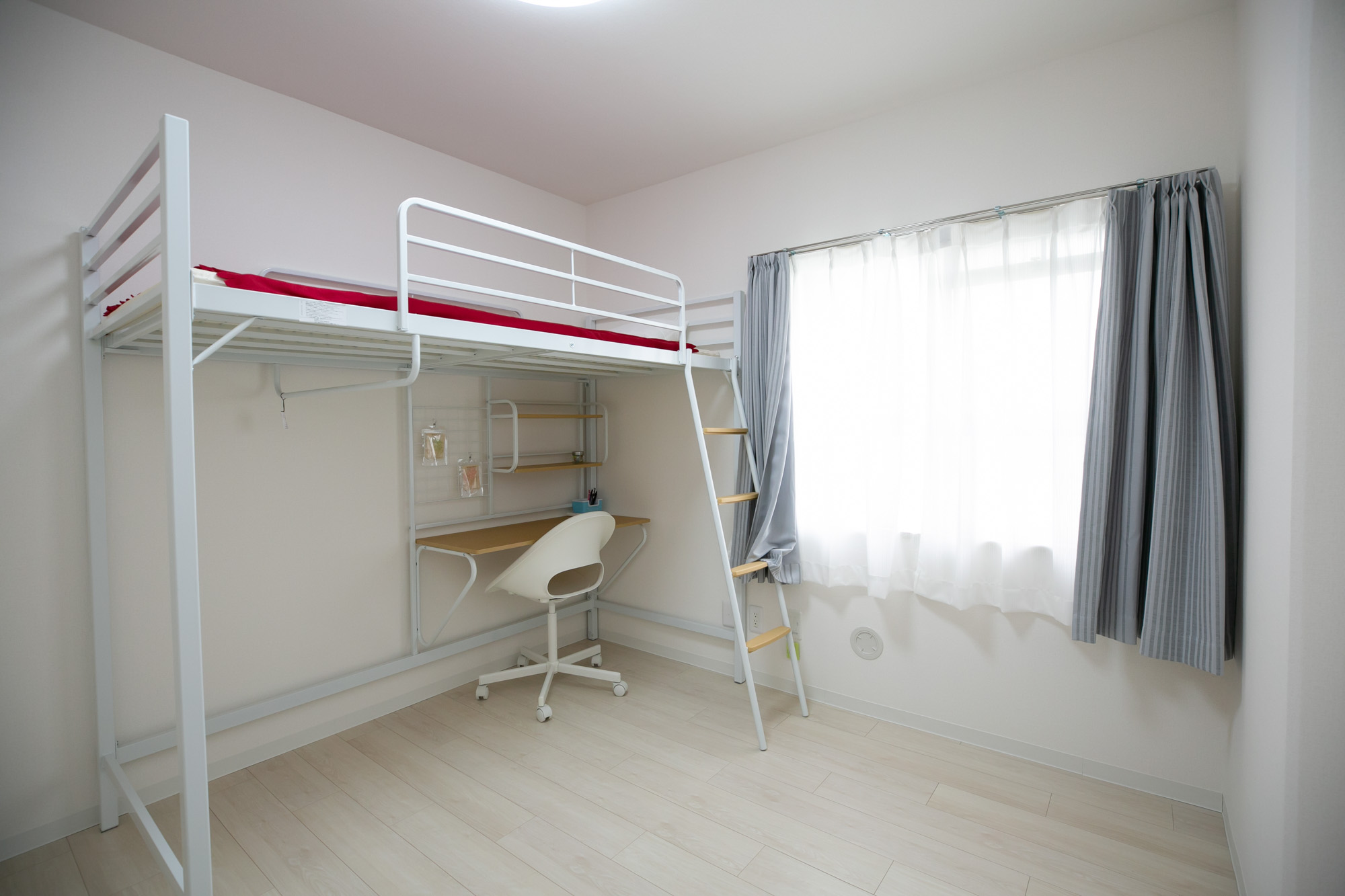 こちらは中学生の女の子のお部屋。ロフトベッドを配置して、よりスペースを有効活用するイメージです。