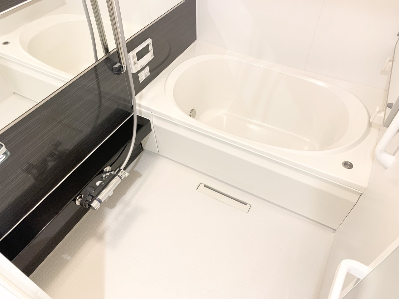 ワイドな鏡が特徴のお風呂には浴室乾燥機や追焚機能も備わっています。
