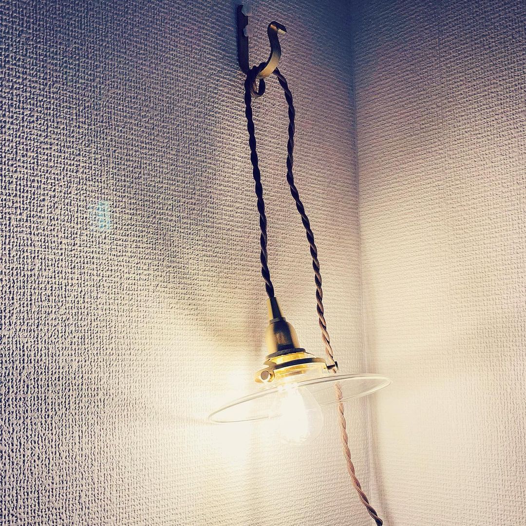 フックを使って壁につけられた小さなライトも素敵ですね。