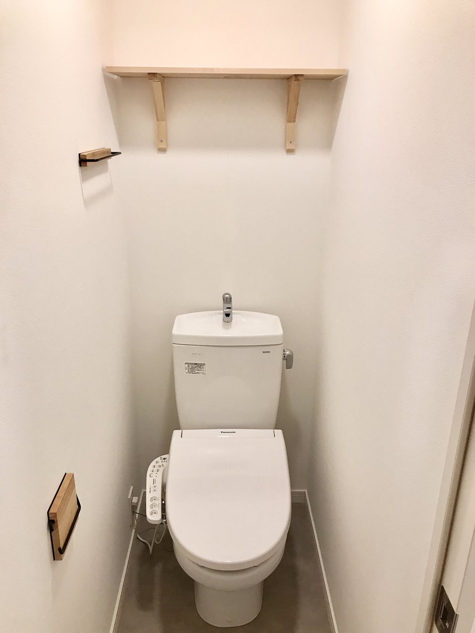 トイレは棚やタオル掛け、トイレットペーパーホルダーにいたるまで木材を使用していて、温かみのある空間に。（408号室）