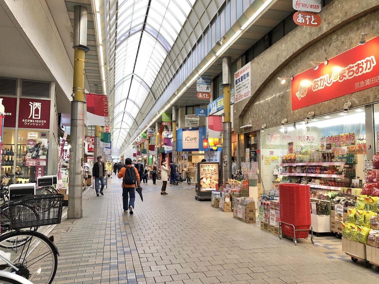 物件すぐ近くからJR蒲田駅まで、雨に濡れずに歩いていける商店街アーケードがあります。ガヤガヤした雰囲気が苦手な場合は、大通りを通っていくことも可能。