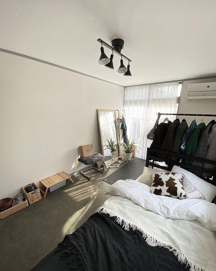 Pitoさんが一人暮らしをされているのは7.5畳ほどのワンルーム。家具を入れる前に、「床はこだわろう」と、置くだけのコンクリート風フロアタイルを敷いてイメージチェンジ。