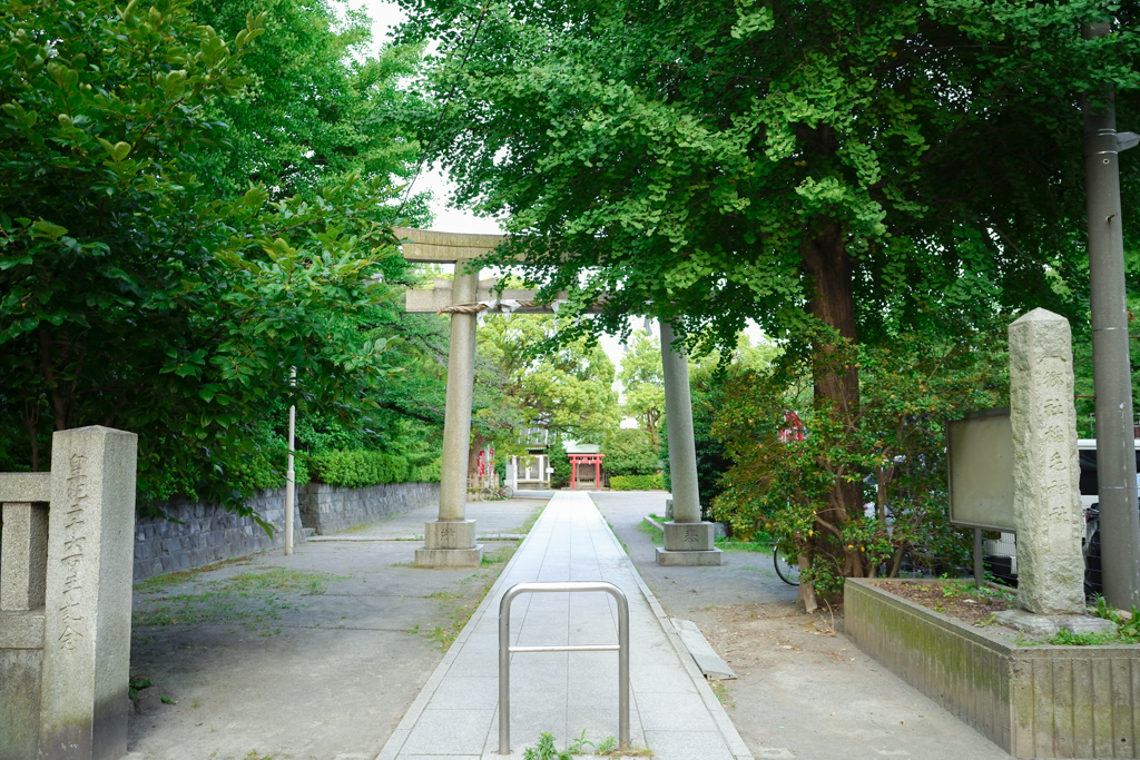 徒歩1分の場所にある稲毛神社は、この辺りでは有名な由緒ある神社です。神聖な空気が流れていました。