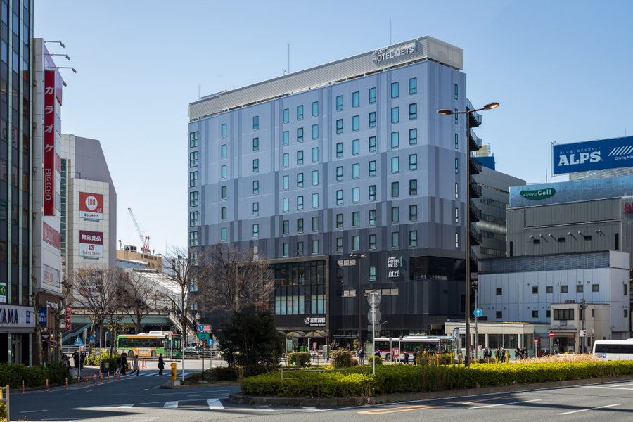 JR山手線などが走る、五反田駅から直結のホテルです。五反田駅周辺にはカフェや居酒屋などの飲食店だけでなく、生活用品などの買い出しに便利な店も充実しています。生活に不便することはほとんどなさそうです。