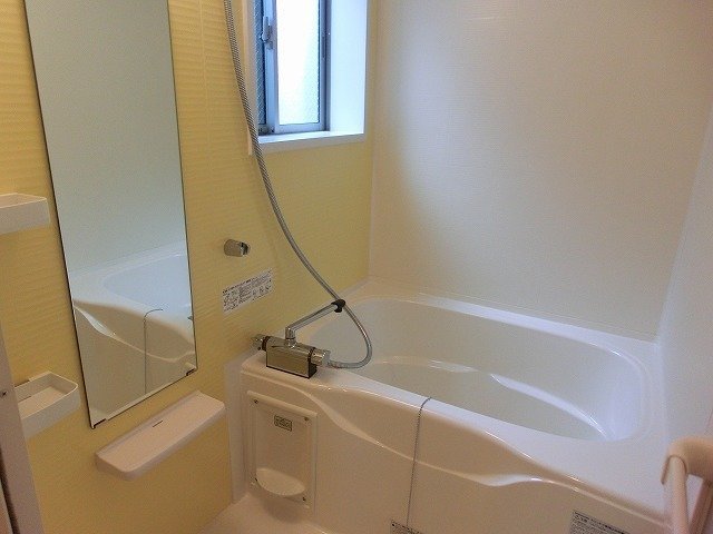 バスルームもイエローで統一感があります。小窓付きなのも嬉しいポイントです。