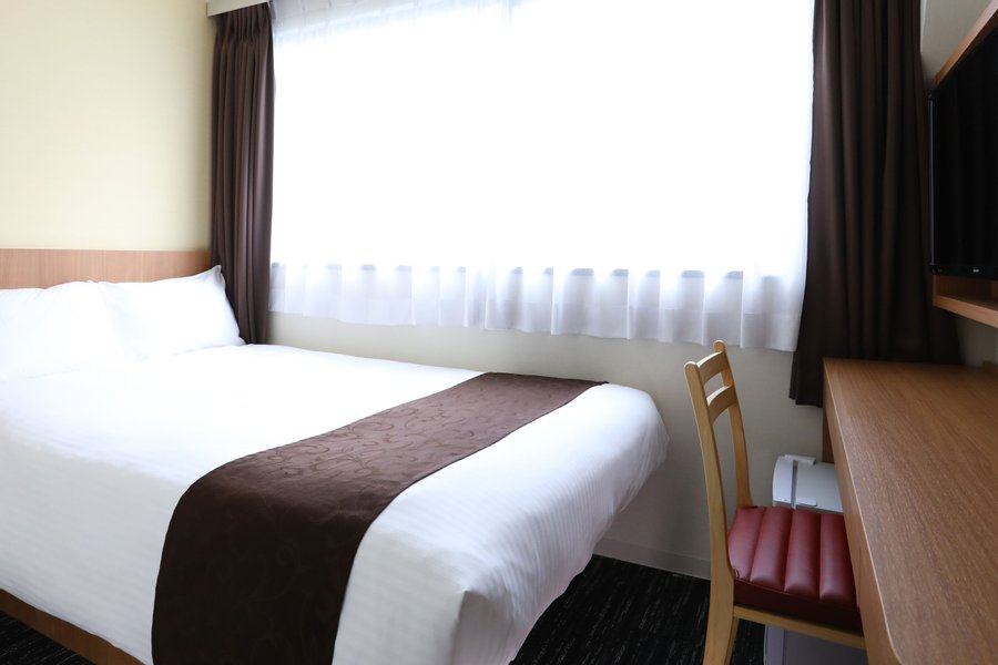 ホテルの室内はシンプルな内装。ベッド幅が110センチから120センチにリニューアルされているので、のんびりリラックスしながら過ごせそうです。