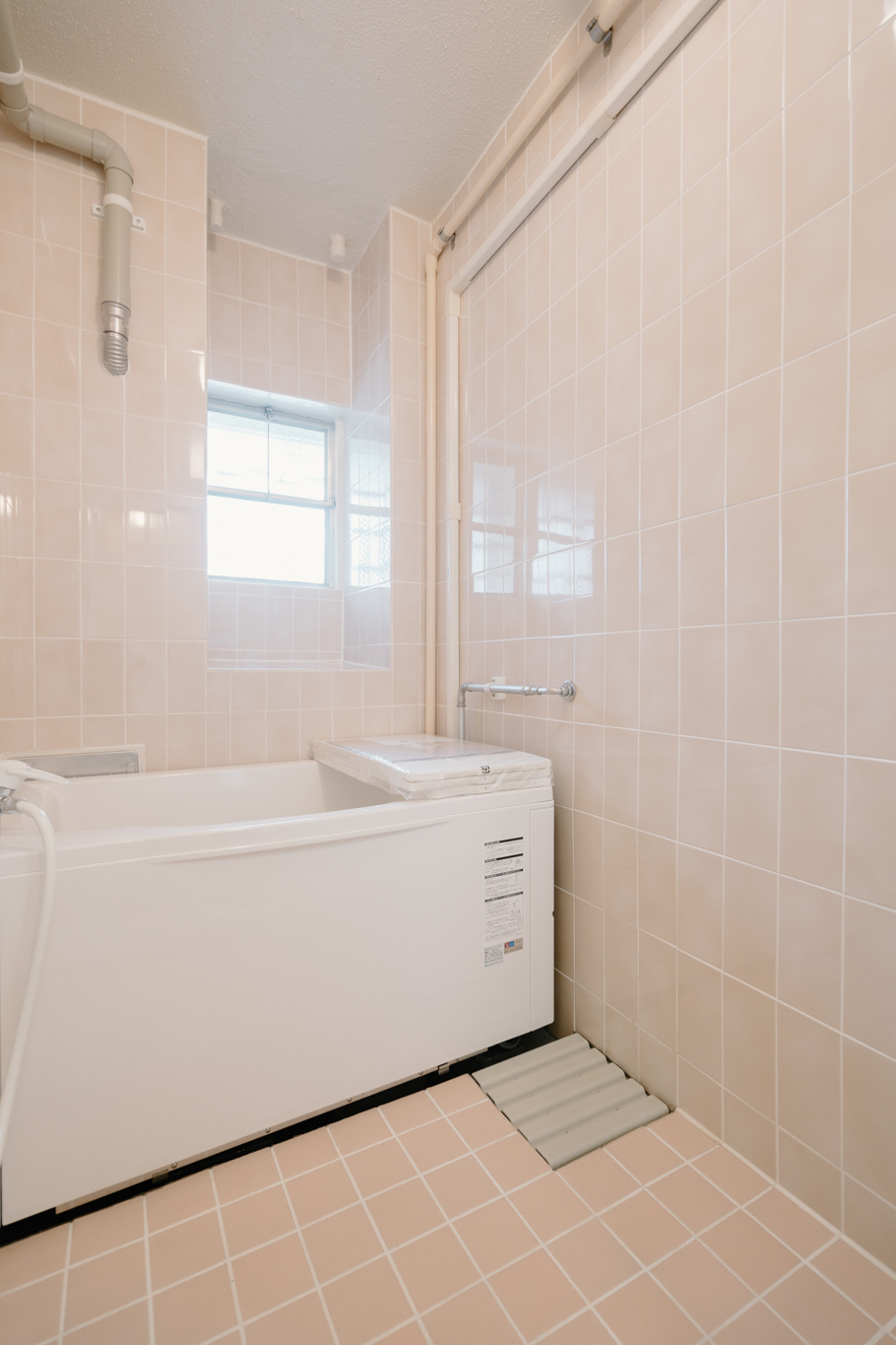 お風呂はタイル張りの在来浴室と言われるタイプですが、給湯設備や浴槽は新しいものになっていて、追い焚き機能もついています。