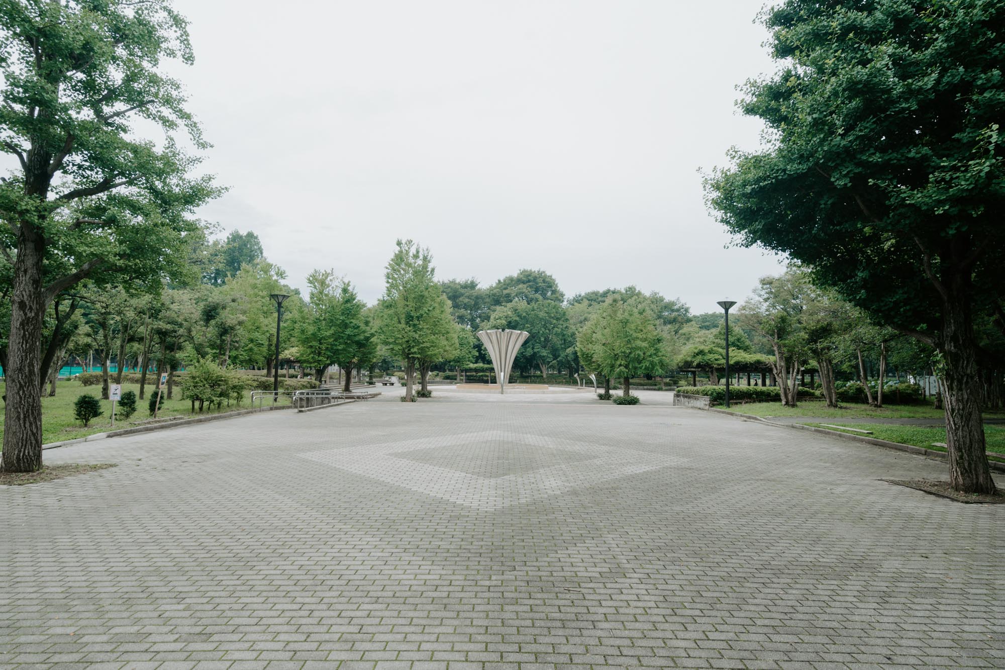 団地のすぐ隣にある「都立赤塚公園」は、野球場やテニスコート、バーベキュー場まで備える広大な公園です。