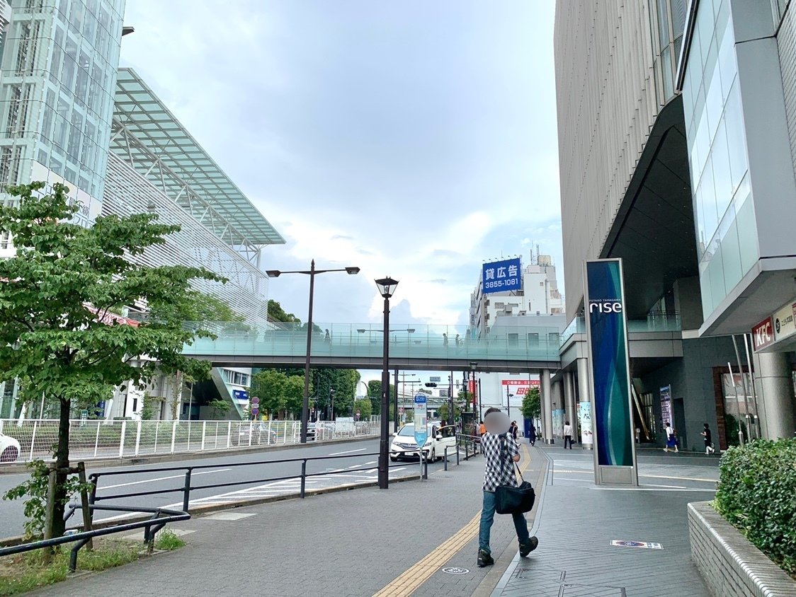 多摩川に沿って歩くと、複数の商業施設が集まる駅に到着。ちなみに河川敷にはバーベキュー場もあるんですよ。