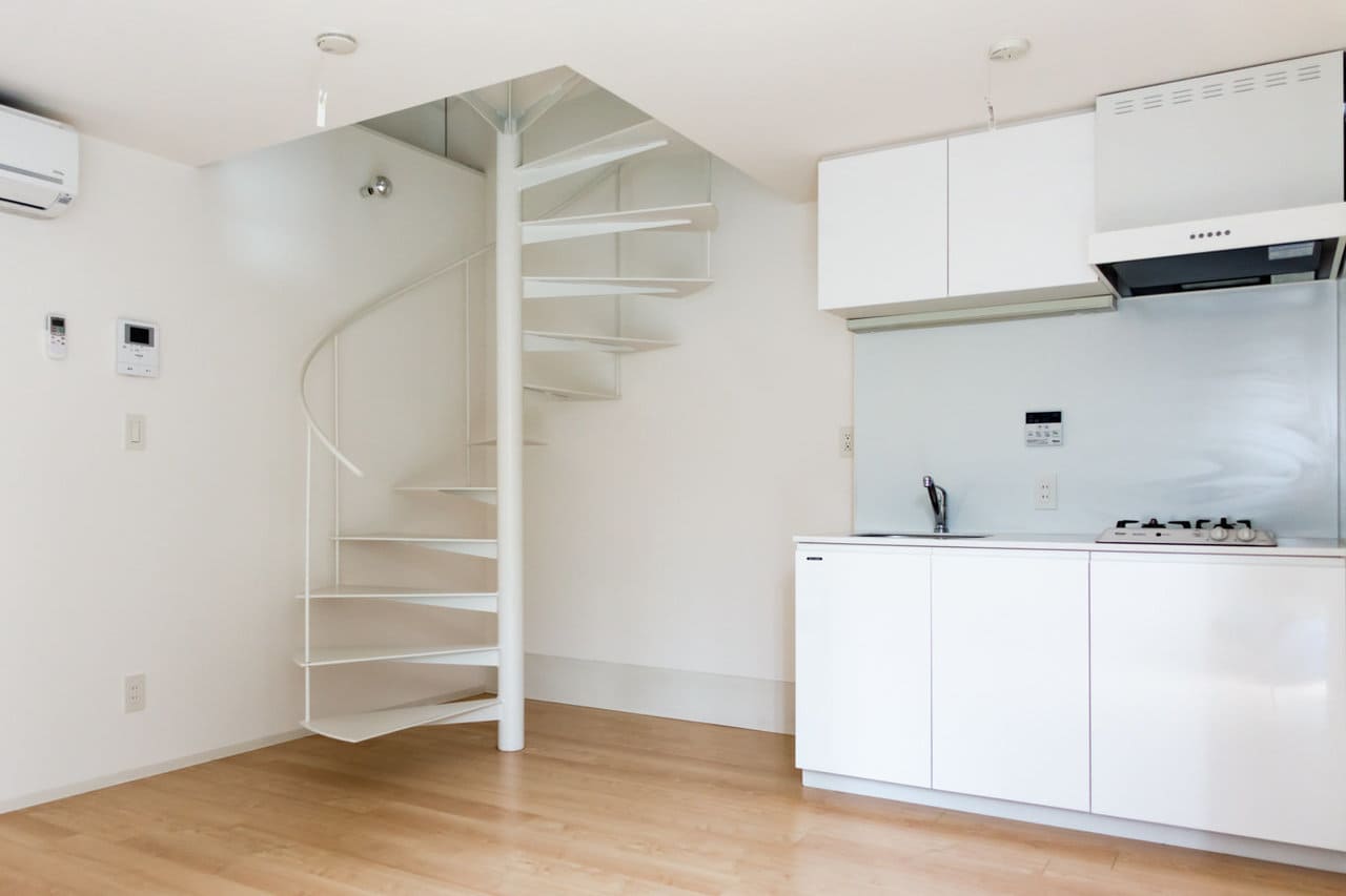 キッチンの横から2階に繋がる螺旋階段。真っ白でスッと空間に馴染んでいます。