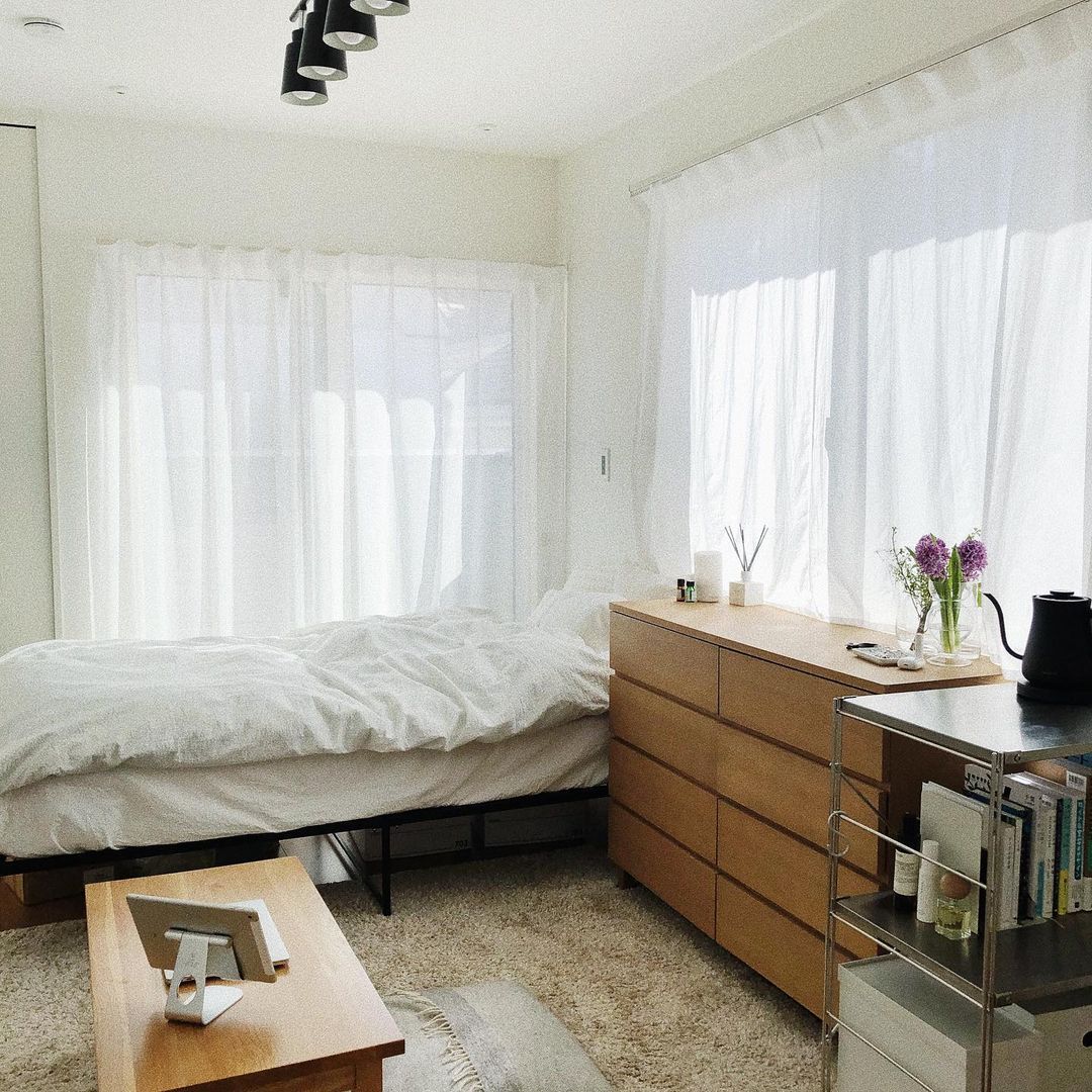 7畳1Kで暮らす方のお部屋。すっきりとシンプルにまとまっていて、とても素敵です。