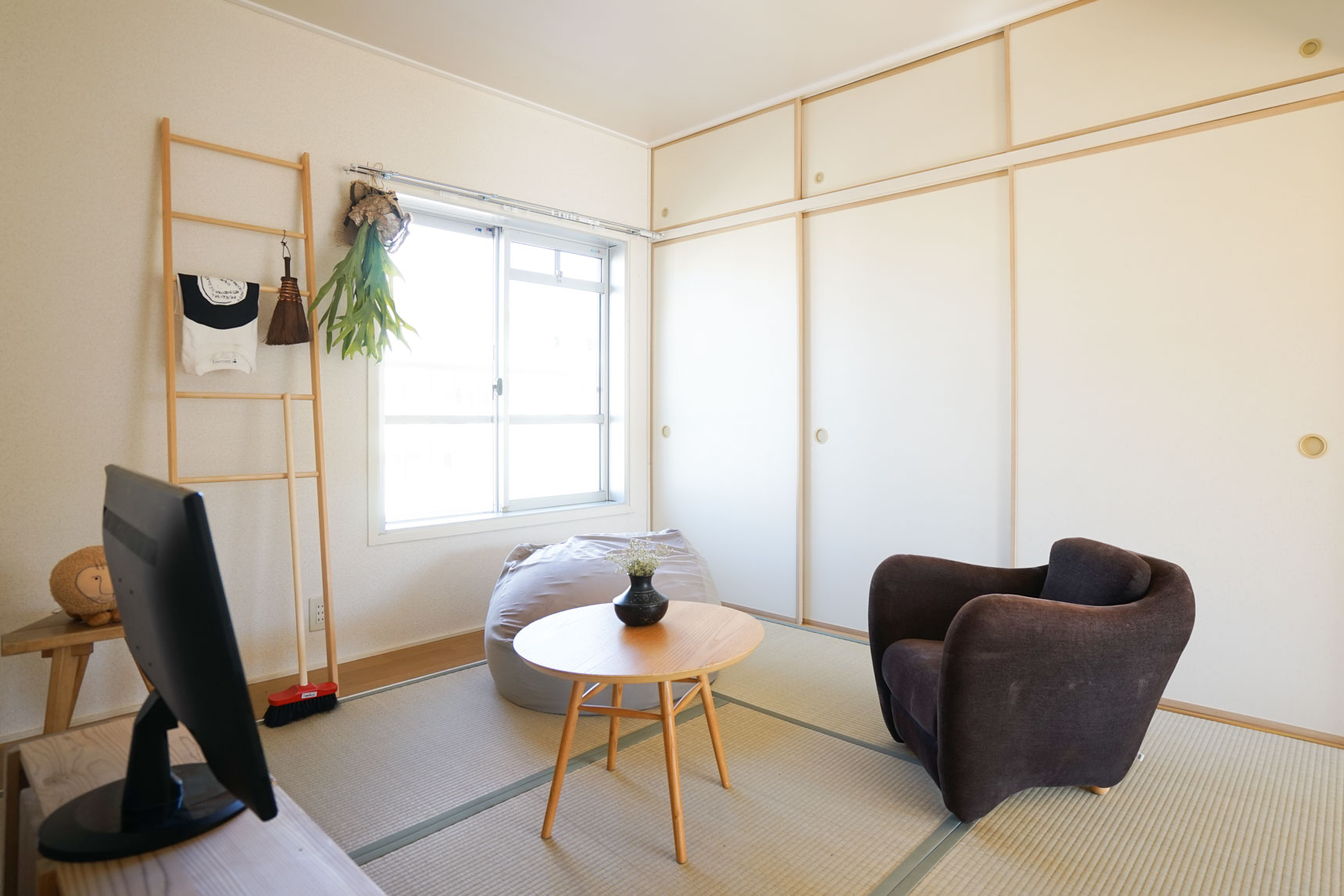 比較的築年数の経っている和室のお部屋は、コンパクトなサイズの家具が便利。そんなときは移動しやすい家具であるプフを活用するのもおすすめです。